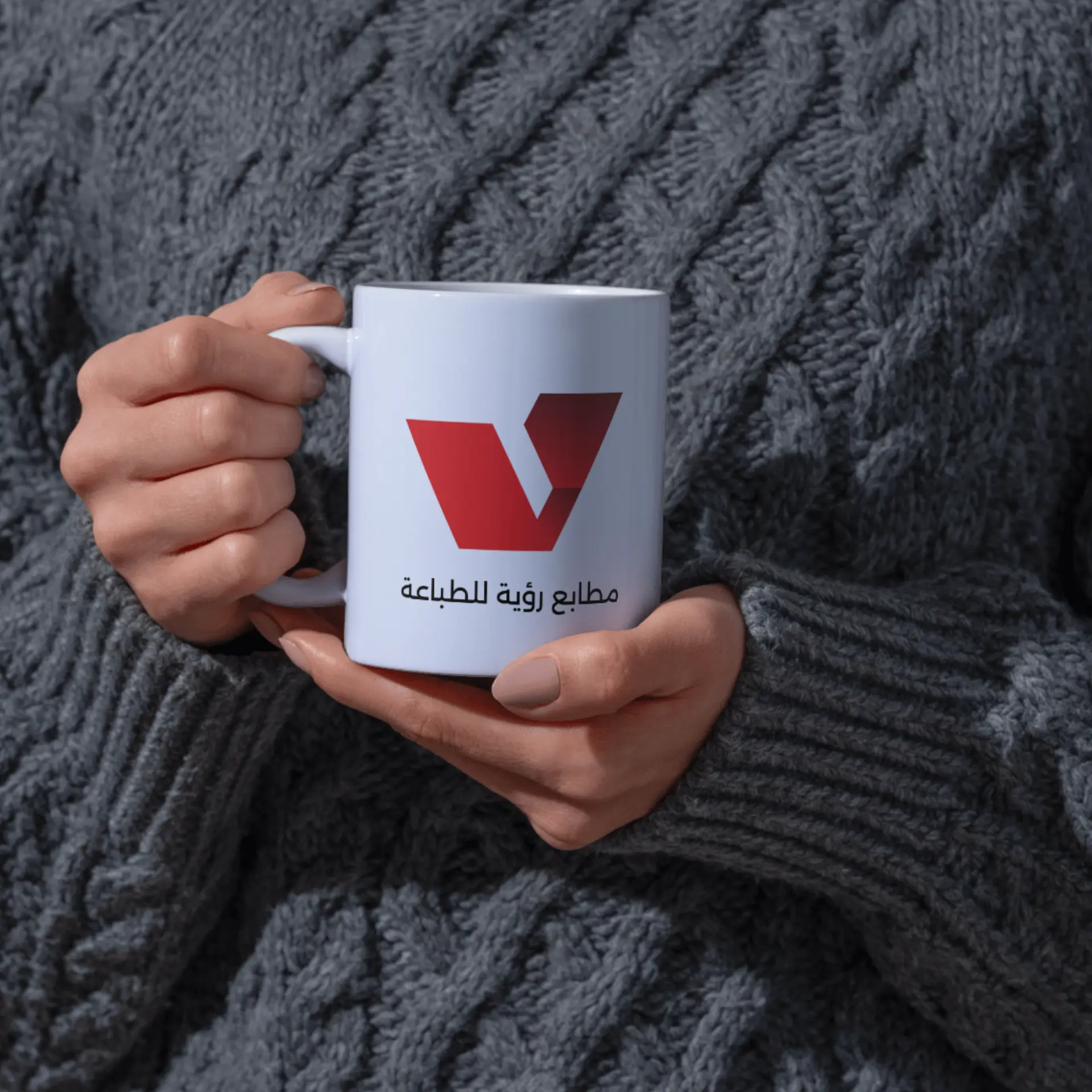 أكواب سيراميك مطبوعة بشعارات مميزة من مطابع رؤية، متخصصة في طباعة أكواب السيراميك في مطابع الرياض.